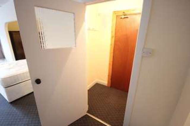  Image of 1 bedroom Flat to rent in St. Johns Terrace Hyde Park Leeds LS3 at Moorland Hall, St Johns Terrace Hyde Park Leeds, LS3 1DY
