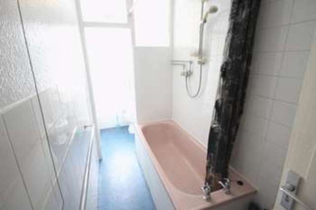  Image of 1 bedroom Flat to rent in St. Johns Terrace Hyde Park Leeds LS3 at Moorland Hall, St Johns Terrace Hyde Park Leeds, LS3 1DY
