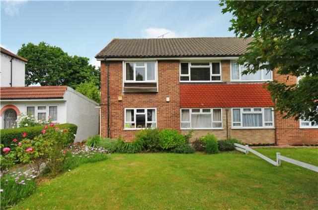  Image of 2 bedroom Maisonette to rent in Morton Road Morden SM4 at Surrey, SM4 6EF