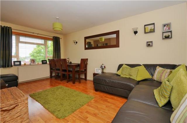  Image of 2 bedroom Maisonette to rent in Morton Road Morden SM4 at Surrey, SM4 6EF