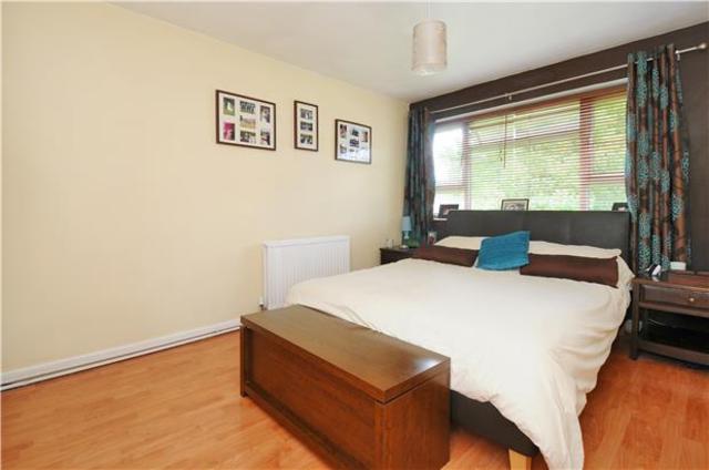  Image of 2 bedroom Maisonette to rent in Morton Road Morden SM4 at Surrey, SM4 6EF