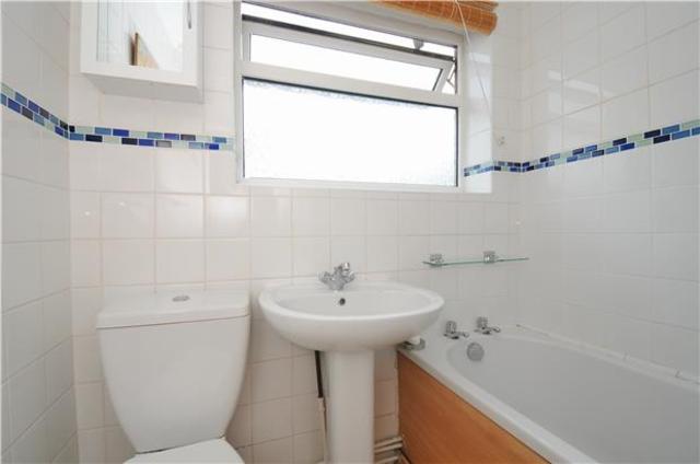  Image of 2 bedroom Maisonette to rent in Morton Road Morden SM4 at Surrey, SM4 6EF