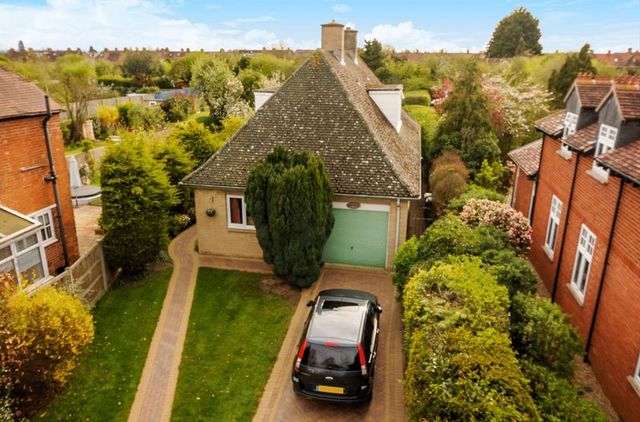  Image of 3 bedroom Property for sale in Norman Avenue Abingdon OX14 at Norman Avenue  Abingdon, OX14 2HQ