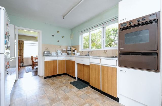  Image of 3 bedroom Property for sale in Norman Avenue Abingdon OX14 at Norman Avenue  Abingdon, OX14 2HQ