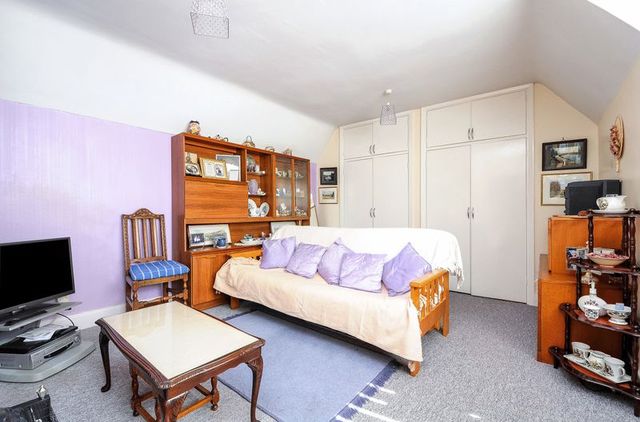  Image of 3 bedroom Property for sale in Norman Avenue Abingdon OX14 at Norman Avenue  Abingdon, OX14 2HQ