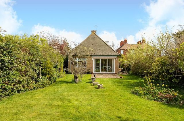  Image of 3 bedroom Property for sale in Norman Avenue Abingdon OX14 at Norman Avenue  Abingdon, OX14 2HQ
