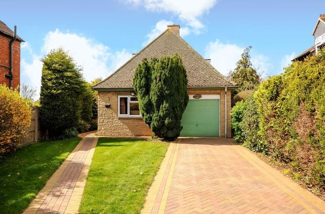 Image of 3 bedroom Property for sale in Norman Avenue Abingdon OX14 at Norman Avenue  Abingdon, OX14 2HQ