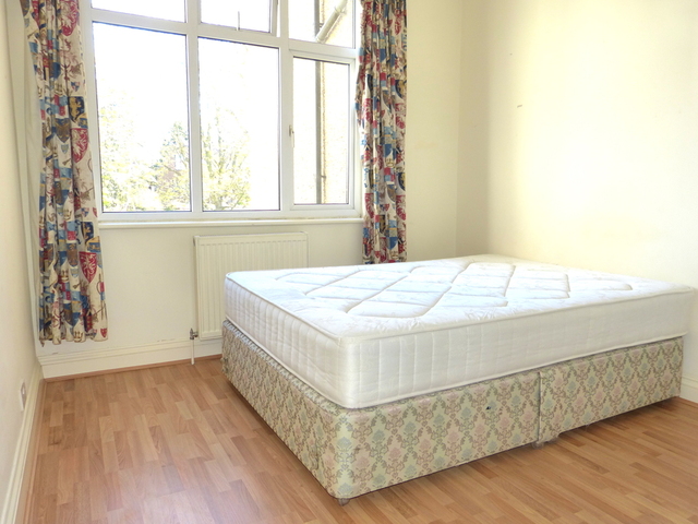  Image of 2 bedroom Flat to rent in North End Road London NW11 at London, NW11 7HT