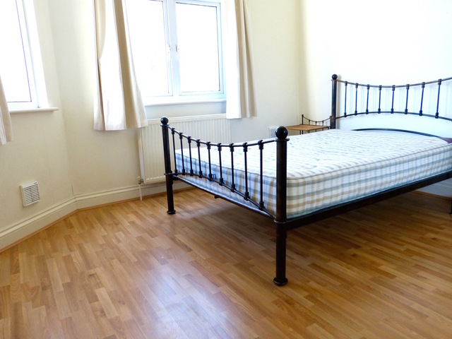  Image of 2 bedroom Flat to rent in North End Road London NW11 at London, NW11 7HT