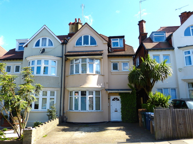  Image of 2 bedroom Flat to rent in North End Road London NW11 at London, NW11 7HT