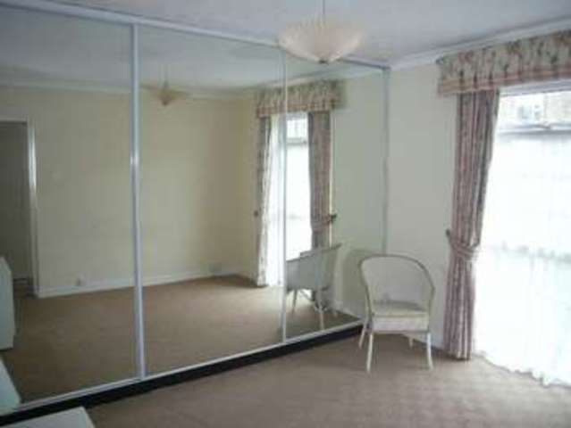  Image of 2 bedroom Flat to rent in Park Road Barry CF62 at Park Road  Barry, CF62 6NT