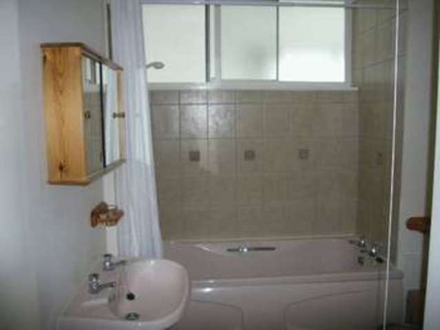  Image of 2 bedroom Flat to rent in Park Road Barry CF62 at Park Road  Barry, CF62 6NT