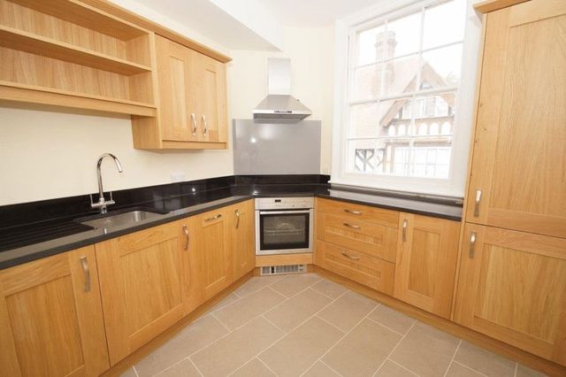 Image of 2 bedroom Flat to rent in Queensway Hemel Hempstead HP1 at 10 Queensway Old Town Hemel Hempstead, HP1 1LR
