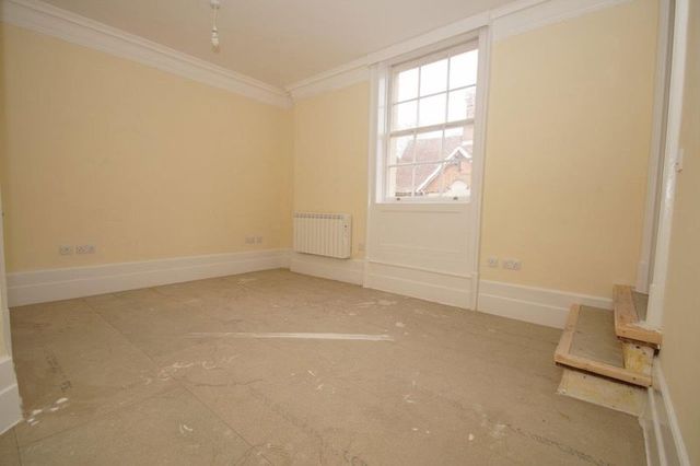  Image of 2 bedroom Flat to rent in Queensway Hemel Hempstead HP1 at 10 Queensway Old Town Hemel Hempstead, HP1 1LR