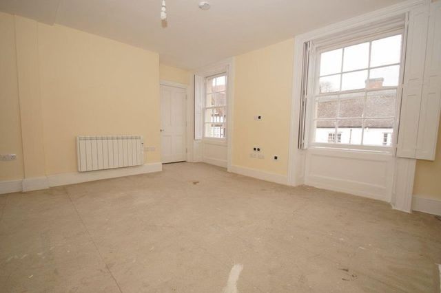  Image of 2 bedroom Flat to rent in Queensway Hemel Hempstead HP1 at 10 Queensway Old Town Hemel Hempstead, HP1 1LR
