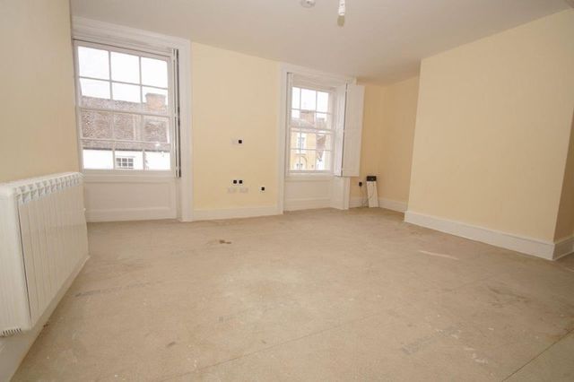  Image of 2 bedroom Flat to rent in Queensway Hemel Hempstead HP1 at 10 Queensway Old Town Hemel Hempstead, HP1 1LR