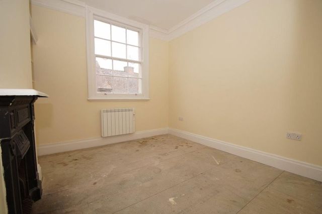  Image of 2 bedroom Flat to rent in Queensway Hemel Hempstead HP1 at 10 Queensway Old Town Hemel Hempstead, HP1 1LR