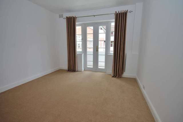  Image of 2 bedroom Flat to rent in Richmond Road London SW20 at Richmond Road  London, SW20 0PF