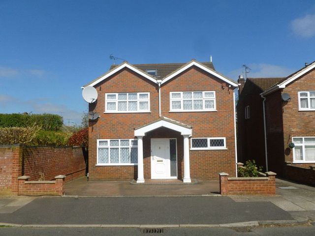  Image of 4 bedroom Detached house for sale in St. Christophers Close Dunstable LU5 at St. Christophers Close  Dunstable, LU5 4PD