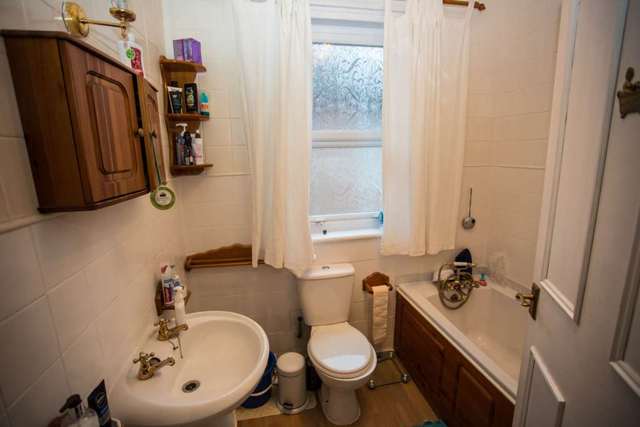  Image of 2 bedroom Flat for sale in St. Johns Road Southborough Tunbridge Wells TN4 at Royal Tunbridge Wells  Royal Tunbridge Wells, TN4 9UG