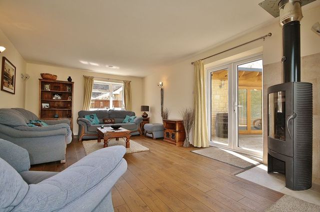  Image of 4 bedroom Detached house for sale in Manor Crescent Standlake Witney OX29 at Manor Crescent Standlake Standlake, OX29 7RX