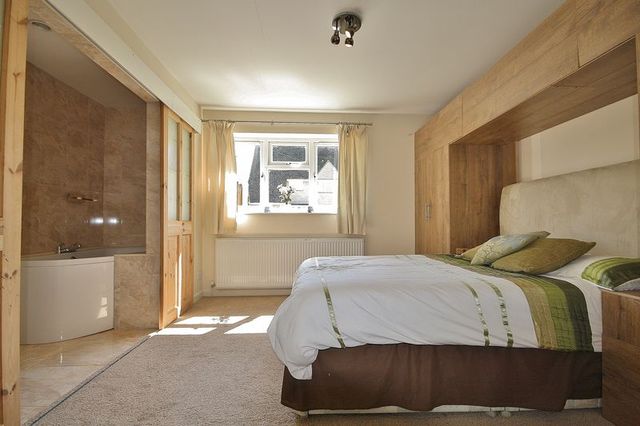  Image of 4 bedroom Detached house for sale in Manor Crescent Standlake Witney OX29 at Manor Crescent Standlake Standlake, OX29 7RX