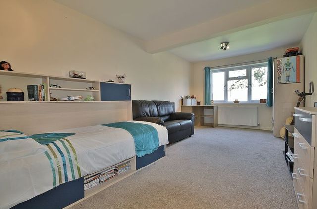  Image of 4 bedroom Detached house for sale in Manor Crescent Standlake Witney OX29 at Manor Crescent Standlake Standlake, OX29 7RX