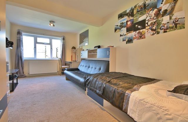  Image of 4 bedroom Detached house for sale in Manor Crescent Standlake Witney OX29 at Manor Crescent Standlake Standlake, OX29 7RX