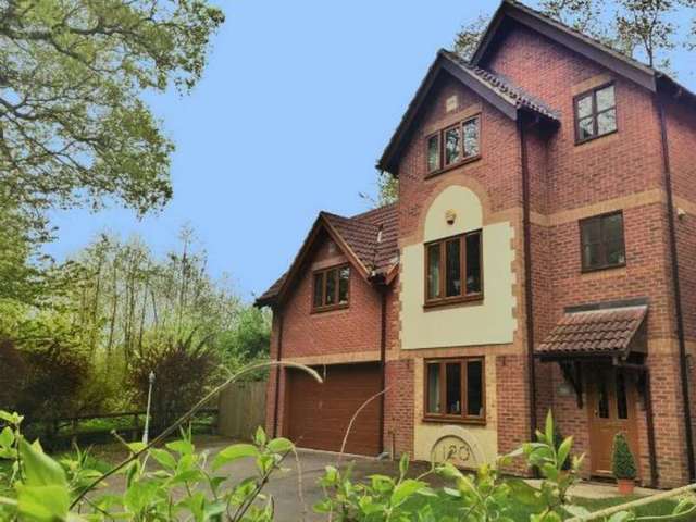  Image of 5 bedroom Detached house for sale in Starlings Drive Tilehurst Reading RG31 at Starlings Drive  Reading, RG31 4SS