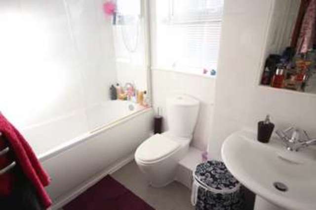  Image of 1 bedroom Flat to rent in Station Approach Leeds LS5 at Station Approach Kirkstall Leeds, LS5 3HR