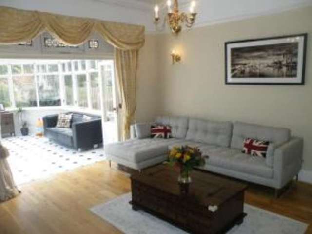  Image of 2 bedroom Flat for sale in Langley Avenue Surbiton KT6 at Surbiton  Surbiton, KT6 6QW