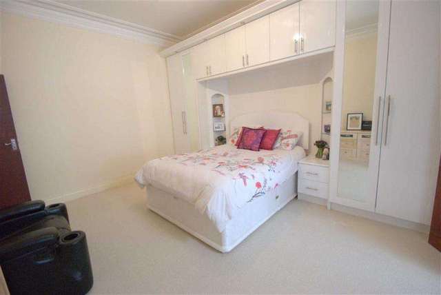  Image of 2 bedroom Flat to rent in The Vale London W3 at The Vale Acton London, W3 7RG