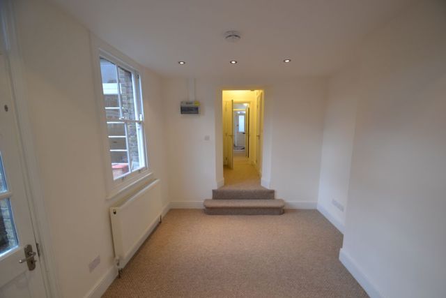  Image of 1 bedroom Flat to rent in The Vale London W3 at The Vale  London, W3 7RR