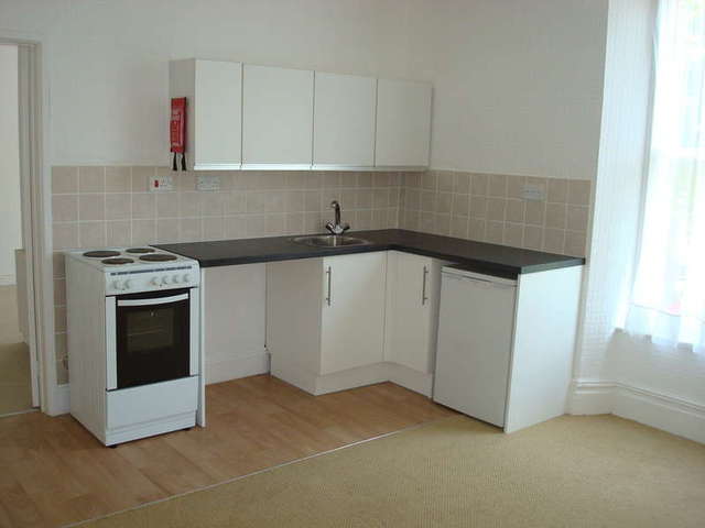  Image of 1 bedroom Ground Flat to rent in Walnut Road Torquay TQ2 at Chelston Torquay Devon, TQ2 6HU