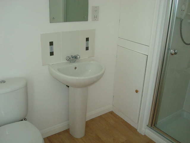  Image of 1 bedroom Ground Flat to rent in Walnut Road Torquay TQ2 at Chelston Torquay Devon, TQ2 6HU