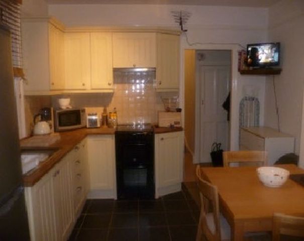  Image of 1 bedroom Ground Flat to rent in Boundary Road Colliers Wood London SW19 at Boundary Road  Colliers Wood, SW19 2AW