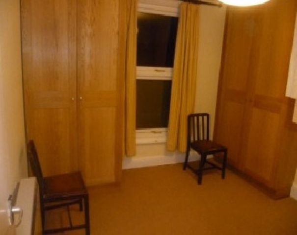  Image of 1 bedroom Ground Flat to rent in Boundary Road Colliers Wood London SW19 at Boundary Road  Colliers Wood, SW19 2AW