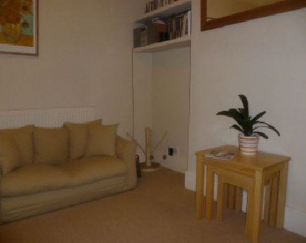  Image of 1 bedroom Ground Flat to rent in Boundary Road Colliers Wood London SW19 at Boundary Road  Colliers Wood, SW19 2AW
