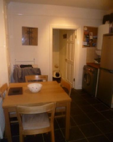  Image of 1 bedroom Ground Flat to rent in Boundary Road Colliers Wood London SW19 at Boundary Road  Colliers Wood, SW19 2AW