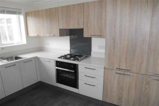  Image of 3 bedroom Detached house to rent in Grove Road West Christchurch BH23 at Christchurch, BH23 2DH