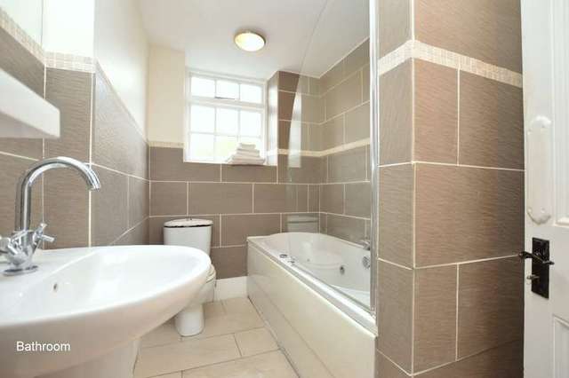  Image of 2 bedroom Flat to rent in Wray Park Road Reigate RH2 at Reigate Surrey, RH2 0DD