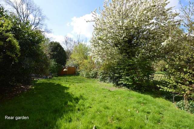  Image of 2 bedroom Flat to rent in Wray Park Road Reigate RH2 at Reigate Surrey, RH2 0DD