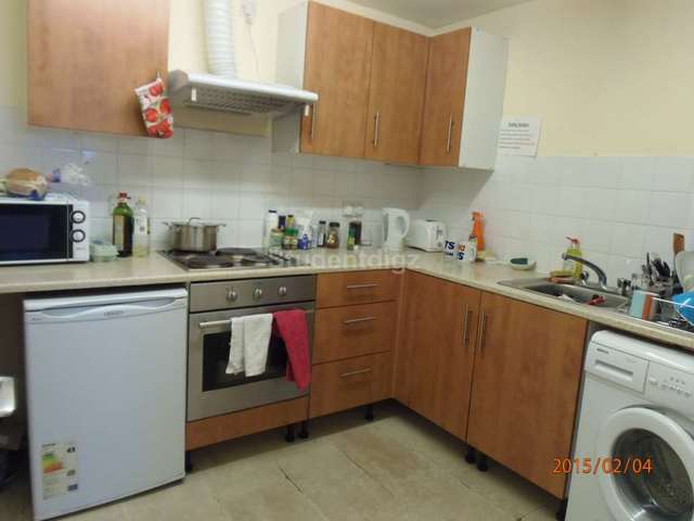  Image of 6 bedroom Flat to rent in Yew Tree Road Withington Manchester M20 at Yew Tree Road  Manchester, M20 3FR