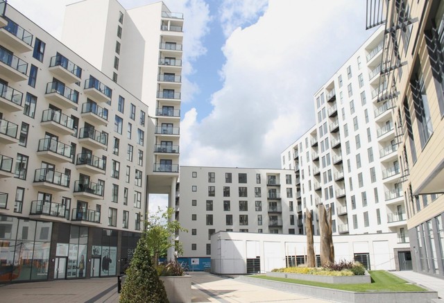  Image of 1 bedroom Flat to rent in Guildford Road Hook Heath Woking GU22 at Guildford Road  Woking, GU22 7RF