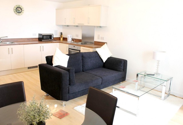  Image of 1 bedroom Flat to rent in Guildford Road Hook Heath Woking GU22 at Guildford Road  Woking, GU22 7RF