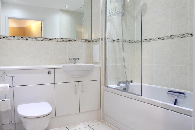  Image of 1 bedroom Flat to rent in Guildford Road Hook Heath Woking GU22 at Guildford Road  Woking, GU22 7RF