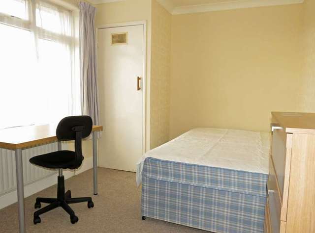  Image of 4 bedroom Detached house to rent in Brassey Road Winton Bournemouth BH9 at Bournemouth, BH9 1PW
