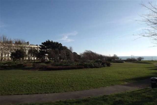  Image of Flat to rent in Adelaide Crescent Hove BN3 at Hove, BN3 2JH