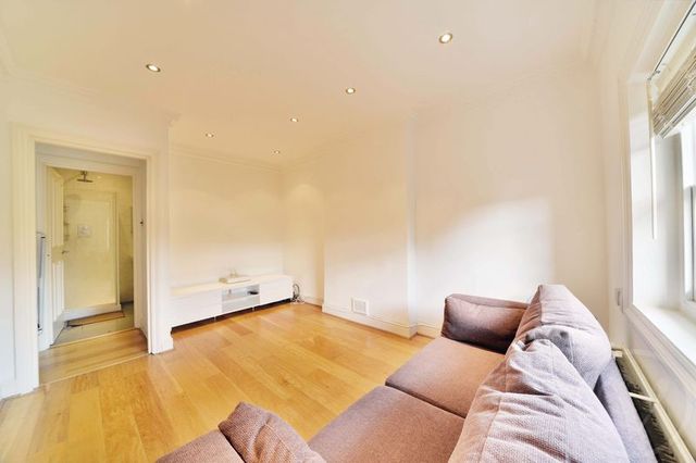  Image of 1 bedroom Flat to rent in Adelaide Road London NW3 at Adelaide Road Chalk Farm Camden, NW3 3QB