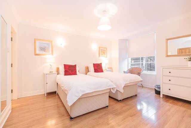  Image of 3 bedroom Flat to rent in Albany Street Edinburgh EH1 at New Town Edinburgh Edinburgh, EH1 3QN